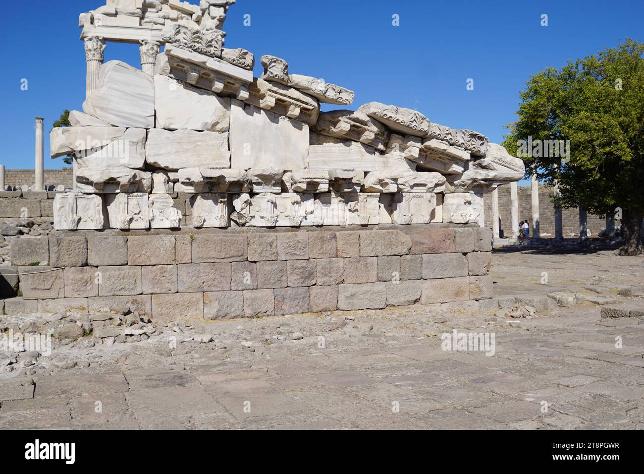 Bergama, située dans la province d'Izmir, dans l'ouest de la Turquie, est célèbre pour son coton, son or et ses tapis exquis. Autrefois le noyau culturel de Pergame à l'époque grecque et romaine antique, cette ville riche en ruines antiques reste un attrait majeur pour les touristes. Notamment, son célèbre temple a trouvé une nouvelle maison dans le musée de Pergame à Berlin, en Allemagne. Bergama possède des ruines remarquables comme le Sanctuaire Asclépios, un temple de dieu guérisseur, un théâtre grec et le complexe de la Basilique Rouge ('Kizil Avlu' en turc) Banque D'Images