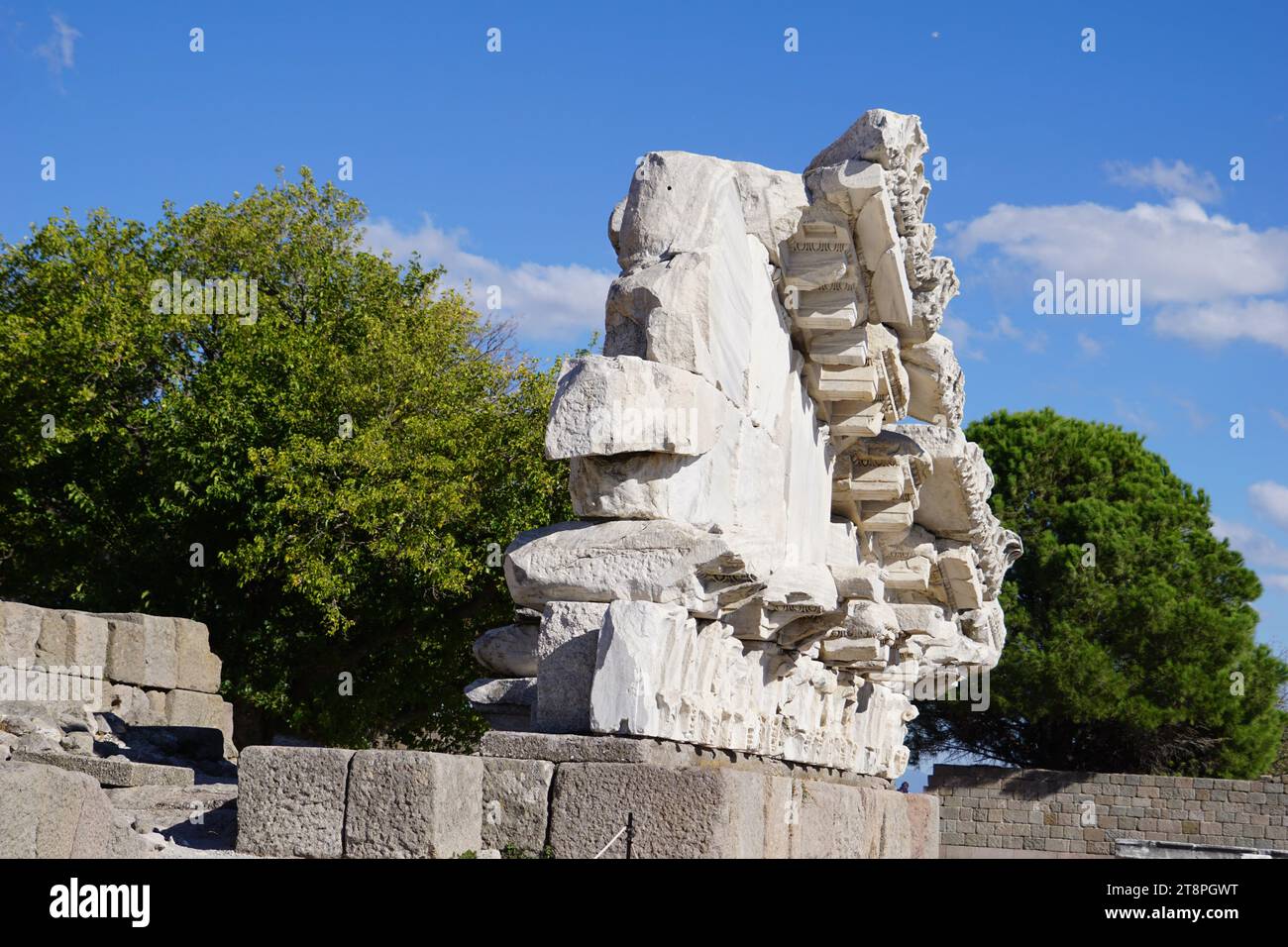 Bergama, située dans la province d'Izmir, dans l'ouest de la Turquie, est célèbre pour son coton, son or et ses tapis exquis. Autrefois le noyau culturel de Pergame à l'époque grecque et romaine antique, cette ville riche en ruines antiques reste un attrait majeur pour les touristes. Notamment, son célèbre temple a trouvé une nouvelle maison dans le musée de Pergame à Berlin, en Allemagne. Bergama possède des ruines remarquables comme le Sanctuaire Asclépios, un temple de dieu guérisseur, un théâtre grec et le complexe de la Basilique Rouge ('Kizil Avlu' en turc) Banque D'Images