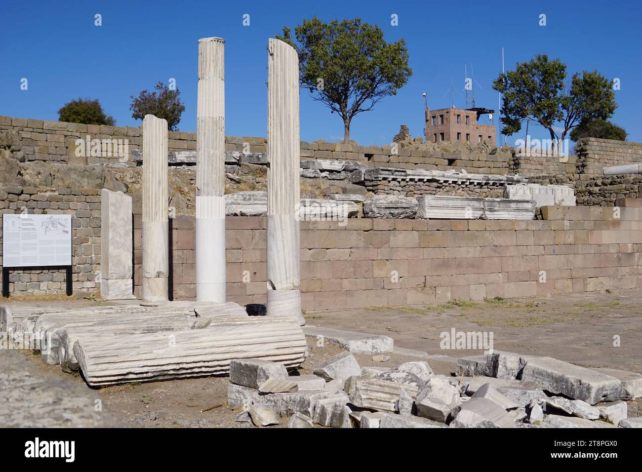 Bergama, située dans la province d'Izmir, dans l'ouest de la Turquie, est célèbre pour son coton, son or et ses tapis exquis. Autrefois le noyau culturel de Pergame à l'époque grecque et romaine antique, cette ville riche en ruines antiques reste un attrait majeur pour les touristes. Notamment, son célèbre temple a trouvé une nouvelle maison dans le musée de Pergame à Berlin, en Allemagne. Bergama possède des ruines remarquables comme le Sanctuaire Asclépios, un temple de dieu guérisseur, un théâtre grec et le complexe de la Basilique Rouge ('Kizil Avlu' en turc) Banque D'Images