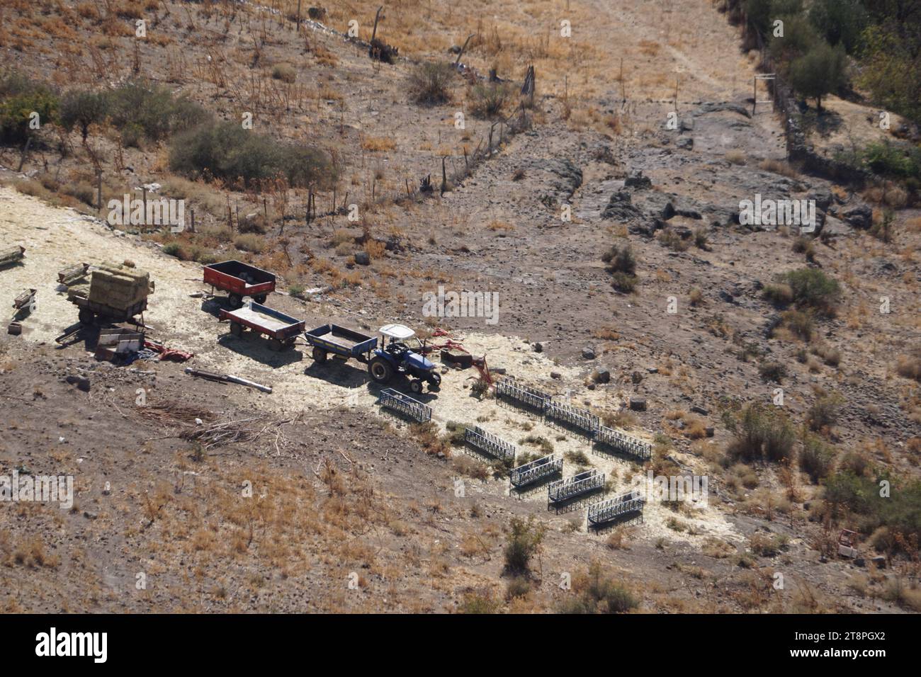 Bergama, située dans la province d'Izmir, dans l'ouest de la Turquie, est célèbre pour son coton, son or et ses tapis exquis. Autrefois le noyau culturel de Pergame à l'époque grecque et romaine antique, cette ville riche en ruines antiques reste un attrait majeur pour les touristes. Notamment, son célèbre temple a trouvé une nouvelle maison dans le musée de Pergame à Berlin, en Allemagne. Bergama possède des ruines remarquables comme le Sanctuaire Asclépios, un temple de dieu guérisseur, un théâtre grec et le complexe de la Basilique Rouge ('Kizil Avlu' en turc) Banque D'Images
