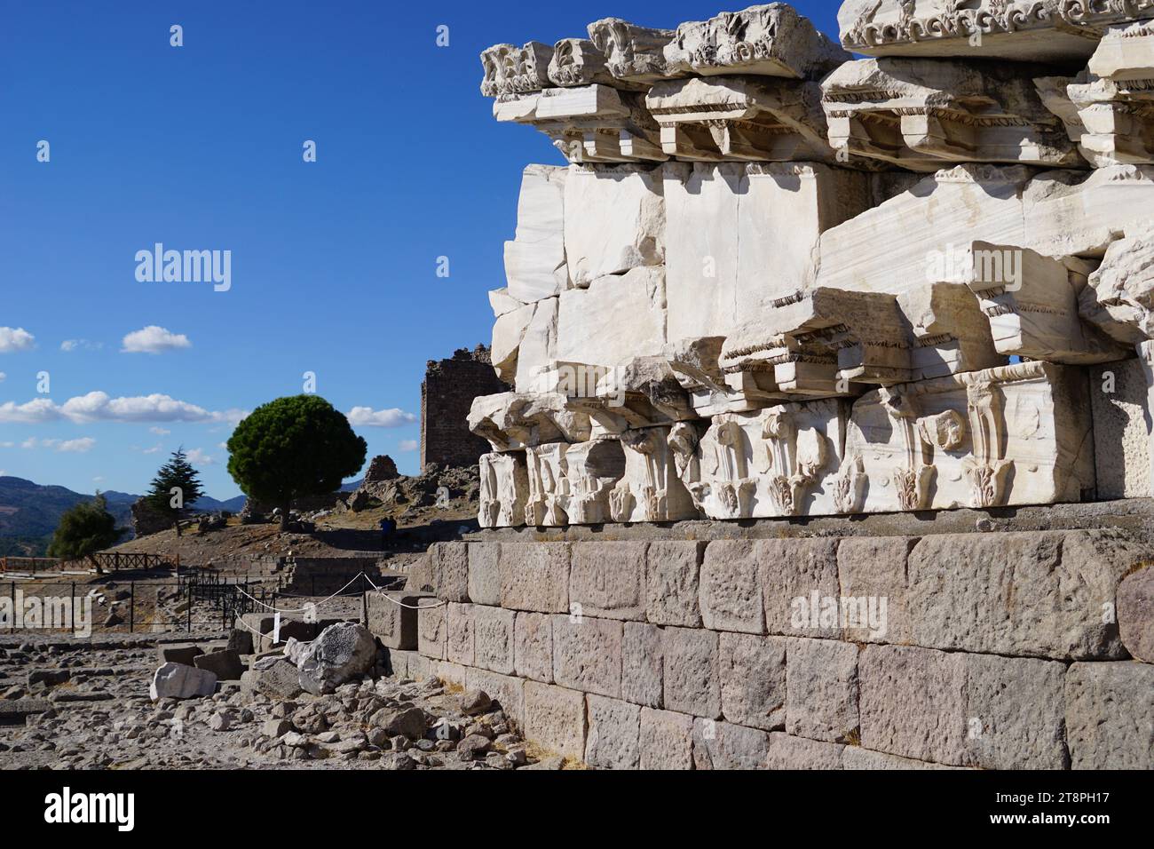 Bergama, située dans la province d'Izmir, dans l'ouest de la Turquie, est célèbre pour son coton, son or et ses tapis exquis. Autrefois le noyau culturel de Pergame à l'époque grecque et romaine antique, cette ville riche en ruines antiques reste un attrait majeur pour les touristes. Notamment, son célèbre temple a trouvé une nouvelle maison dans le musée de Pergame à Berlin, en Allemagne. Bergama possède des ruines remarquables comme le Sanctuaire Asclépios, un temple de dieu guérisseur, un théâtre grec et le complexe de la Basilique Rouge ('Kizil Avlu' en turc) Banque D'Images