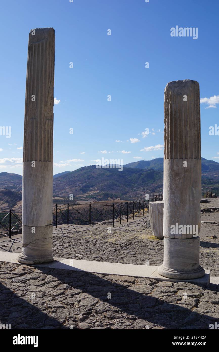 Bergama, située dans la province d'Izmir, dans l'ouest de la Turquie, est célèbre pour son coton, son or et ses tapis exquis. Autrefois le noyau culturel de Pergame à l'époque grecque et romaine antique, cette ville riche en ruines antiques reste un attrait majeur pour les touristes. Notamment, son célèbre temple a trouvé une nouvelle maison dans le musée de Pergame à Berlin, en Allemagne. Bergama possède des ruines remarquables comme le Sanctuaire Asclépios, un temple de dieu guérisseur, un théâtre grec et le complexe de la Basilique Rouge ('Kizil Avlu' en turc) Banque D'Images