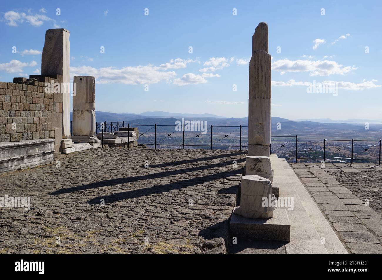 Bergama, située dans la province d'Izmir, dans l'ouest de la Turquie, est célèbre pour son coton, son or et ses tapis exquis. Autrefois le noyau culturel de Pergame à l'époque grecque et romaine antique, cette ville riche en ruines antiques reste un attrait majeur pour les touristes. Notamment, son célèbre temple a trouvé une nouvelle maison dans le musée de Pergame à Berlin, en Allemagne. Bergama possède des ruines remarquables comme le Sanctuaire Asclépios, un temple de dieu guérisseur, un théâtre grec et le complexe de la Basilique Rouge ('Kizil Avlu' en turc) Banque D'Images
