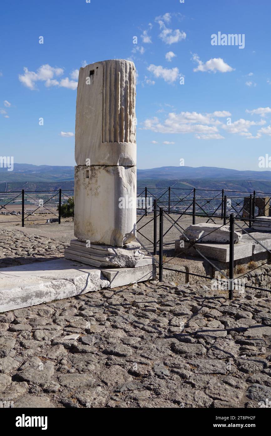 Bergama, située dans la province d'Izmir, dans l'ouest de la Turquie, est célèbre pour son coton, son or et ses tapis exquis. Autrefois le noyau culturel de Pergame à l'époque grecque et romaine antique, cette ville riche en ruines antiques reste un attrait majeur pour les touristes. Notamment, son célèbre temple a trouvé une nouvelle maison dans le musée de Pergame à Berlin, en Allemagne. Bergama possède des ruines remarquables comme le Sanctuaire Asclépios, un temple de dieu guérisseur, un théâtre grec et le complexe de la Basilique Rouge ('Kizil Avlu' en turc) Banque D'Images
