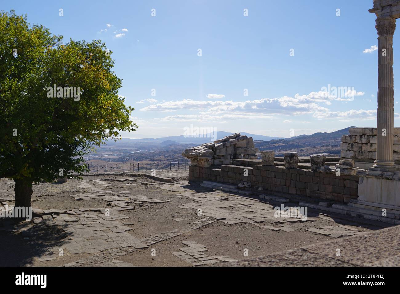 Bergama, située dans la province d'Izmir, dans l'ouest de la Turquie, est célèbre pour son coton, son or et ses tapis exquis. Autrefois le noyau culturel de Pergame à l'époque grecque et romaine antique, cette ville riche en ruines antiques reste un attrait majeur pour les touristes. Notamment, son célèbre temple a trouvé une nouvelle maison dans le musée de Pergame à Berlin, en Allemagne. Bergama possède des ruines remarquables comme le Sanctuaire Asclépios, un temple de dieu guérisseur, un théâtre grec et le complexe de la Basilique Rouge ('Kizil Avlu' en turc) Banque D'Images