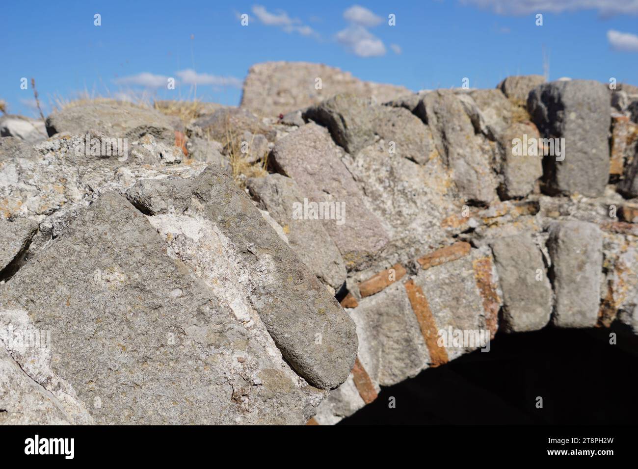 Bergama, située dans la province d'Izmir, dans l'ouest de la Turquie, est célèbre pour son coton, son or et ses tapis exquis. Autrefois le noyau culturel de Pergame à l'époque grecque et romaine antique, cette ville riche en ruines antiques reste un attrait majeur pour les touristes. Notamment, son célèbre temple a trouvé une nouvelle maison dans le musée de Pergame à Berlin, en Allemagne. Bergama possède des ruines remarquables comme le Sanctuaire Asclépios, un temple de dieu guérisseur, un théâtre grec et le complexe de la Basilique Rouge ('Kizil Avlu' en turc) Banque D'Images