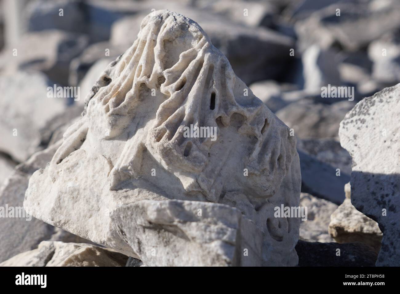 Bergama, située dans la province d'Izmir, dans l'ouest de la Turquie, est célèbre pour son coton, son or et ses tapis exquis. Autrefois le noyau culturel de Pergame à l'époque grecque et romaine antique, cette ville riche en ruines antiques reste un attrait majeur pour les touristes. Notamment, son célèbre temple a trouvé une nouvelle maison dans le musée de Pergame à Berlin, en Allemagne. Bergama possède des ruines remarquables comme le Sanctuaire Asclépios, un temple de dieu guérisseur, un théâtre grec et le complexe de la Basilique Rouge ('Kizil Avlu' en turc) Banque D'Images
