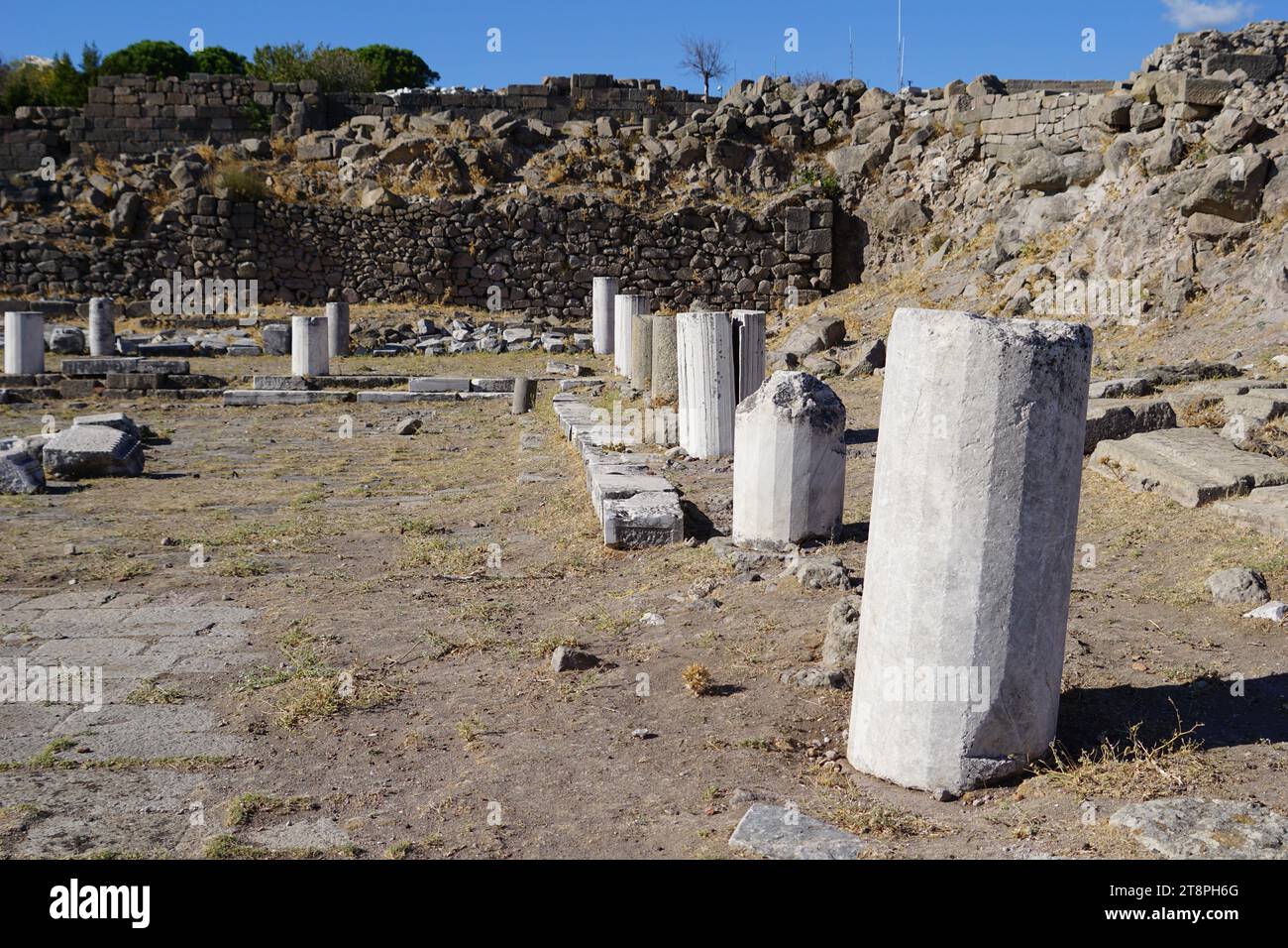 Bergama, située dans la province d'Izmir, dans l'ouest de la Turquie, est célèbre pour son coton, son or et ses tapis exquis. Autrefois le noyau culturel de Pergame à l'époque grecque et romaine antique, cette ville riche en ruines antiques reste un attrait majeur pour les touristes. Notamment, son célèbre temple a trouvé une nouvelle maison dans le musée de Pergame à Berlin, en Allemagne. Bergama possède des ruines remarquables comme le Sanctuaire Asclépios, un temple de dieu guérisseur, un théâtre grec et le complexe de la Basilique Rouge ('Kizil Avlu' en turc) Banque D'Images