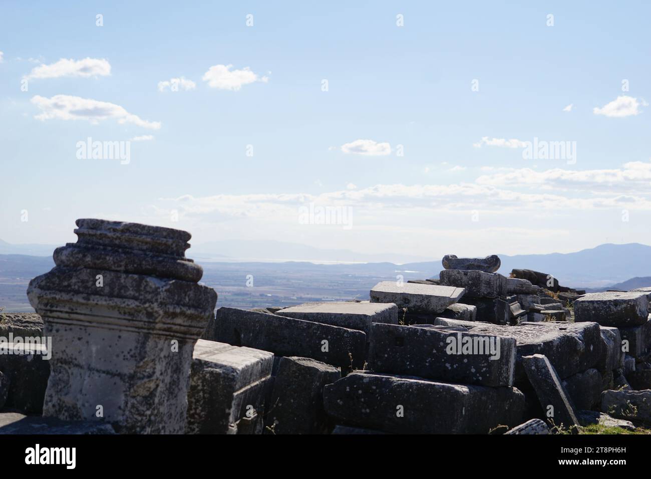 Bergama, située dans la province d'Izmir, dans l'ouest de la Turquie, est célèbre pour son coton, son or et ses tapis exquis. Autrefois le noyau culturel de Pergame à l'époque grecque et romaine antique, cette ville riche en ruines antiques reste un attrait majeur pour les touristes. Notamment, son célèbre temple a trouvé une nouvelle maison dans le musée de Pergame à Berlin, en Allemagne. Bergama possède des ruines remarquables comme le Sanctuaire Asclépios, un temple de dieu guérisseur, un théâtre grec et le complexe de la Basilique Rouge ('Kizil Avlu' en turc) Banque D'Images