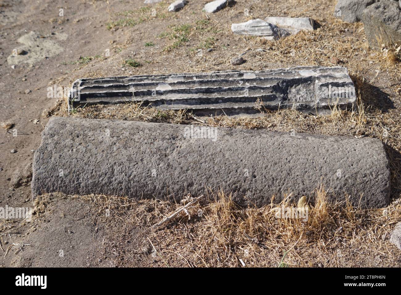 Bergama, située dans la province d'Izmir, dans l'ouest de la Turquie, est célèbre pour son coton, son or et ses tapis exquis. Autrefois le noyau culturel de Pergame à l'époque grecque et romaine antique, cette ville riche en ruines antiques reste un attrait majeur pour les touristes. Notamment, son célèbre temple a trouvé une nouvelle maison dans le musée de Pergame à Berlin, en Allemagne. Bergama possède des ruines remarquables comme le Sanctuaire Asclépios, un temple de dieu guérisseur, un théâtre grec et le complexe de la Basilique Rouge ('Kizil Avlu' en turc) Banque D'Images