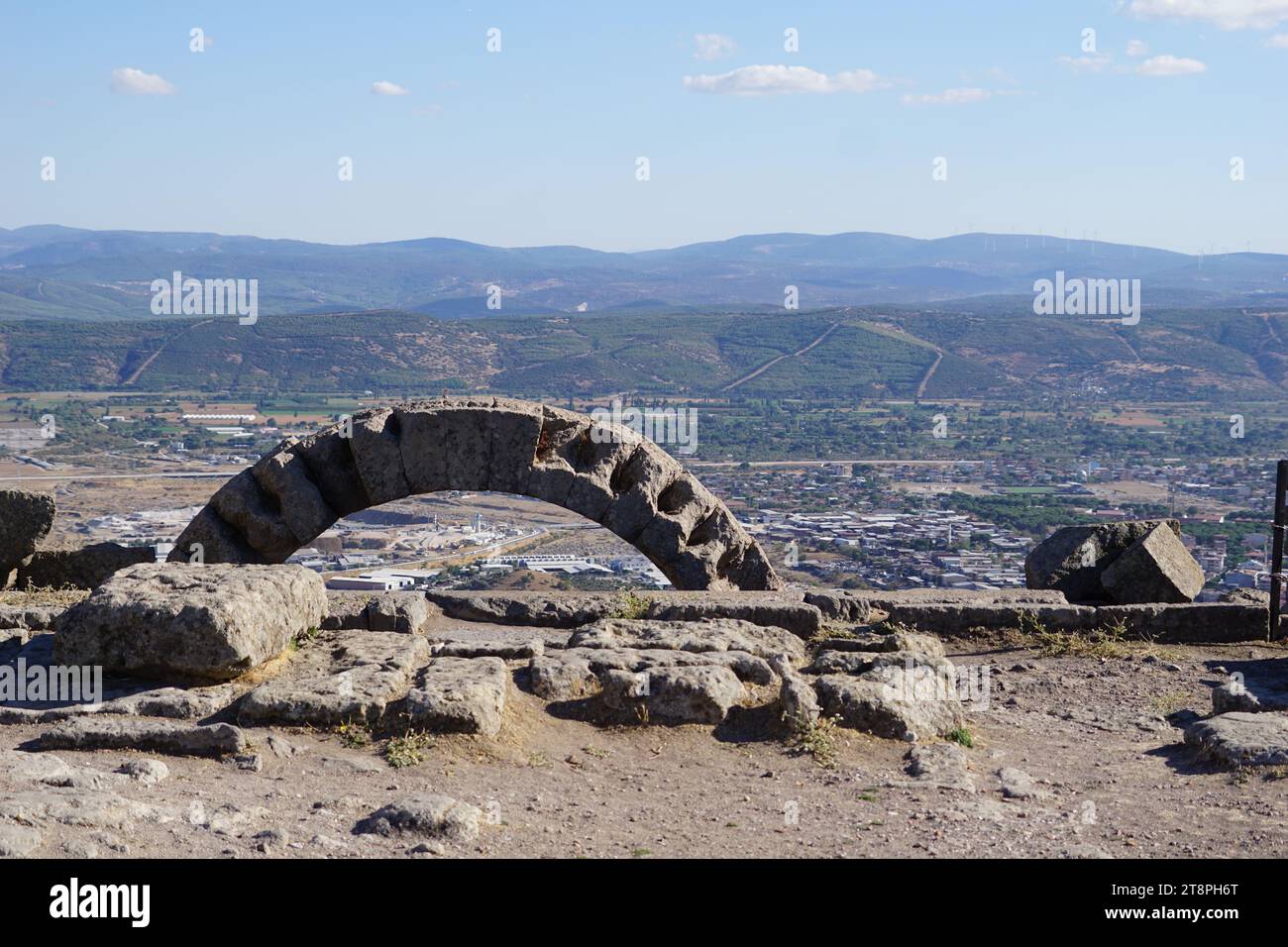 Bergama, située dans la province d'Izmir, dans l'ouest de la Turquie, est célèbre pour son coton, son or et ses tapis exquis. Autrefois le noyau culturel de Pergame à l'époque grecque et romaine antique, cette ville riche en ruines antiques reste un attrait majeur pour les touristes. Notamment, son célèbre temple a trouvé une nouvelle maison dans le musée de Pergame à Berlin, en Allemagne. Bergama possède des ruines remarquables comme le Sanctuaire Asclépios, un temple de dieu guérisseur, un théâtre grec et le complexe de la Basilique Rouge ('Kizil Avlu' en turc) Banque D'Images