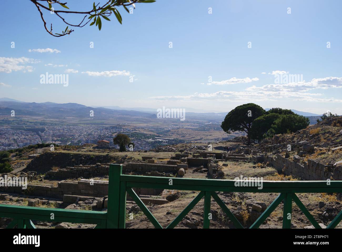 Bergama, située dans la province d'Izmir, dans l'ouest de la Turquie, est célèbre pour son coton, son or et ses tapis exquis. Autrefois le noyau culturel de Pergame à l'époque grecque et romaine antique, cette ville riche en ruines antiques reste un attrait majeur pour les touristes. Notamment, son célèbre temple a trouvé une nouvelle maison dans le musée de Pergame à Berlin, en Allemagne. Bergama possède des ruines remarquables comme le Sanctuaire Asclépios, un temple de dieu guérisseur, un théâtre grec et le complexe de la Basilique Rouge ('Kizil Avlu' en turc) Banque D'Images