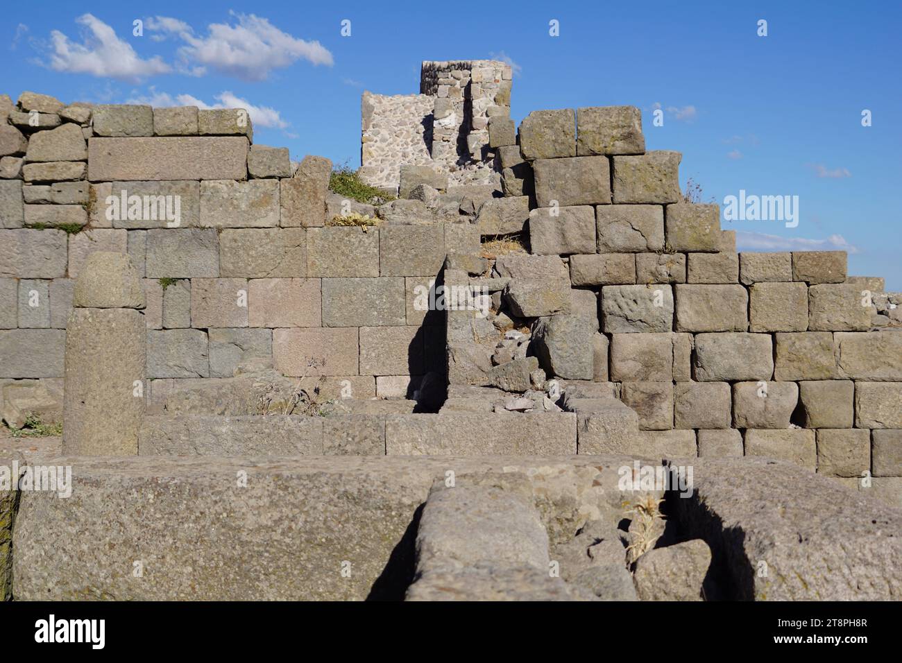 Bergama, située dans la province d'Izmir, dans l'ouest de la Turquie, est célèbre pour son coton, son or et ses tapis exquis. Autrefois le noyau culturel de Pergame à l'époque grecque et romaine antique, cette ville riche en ruines antiques reste un attrait majeur pour les touristes. Notamment, son célèbre temple a trouvé une nouvelle maison dans le musée de Pergame à Berlin, en Allemagne. Bergama possède des ruines remarquables comme le Sanctuaire Asclépios, un temple de dieu guérisseur, un théâtre grec et le complexe de la Basilique Rouge ('Kizil Avlu' en turc) Banque D'Images