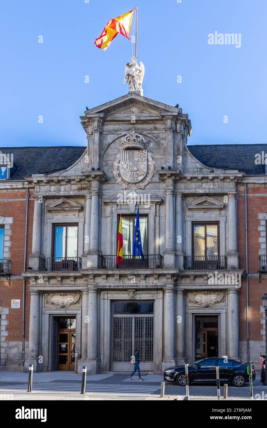 Madrid, Espagne, 09.10.21. Palais de V​iana (palais de Santa Cruz), résidence officielle du ministère des Affaires étrangères, façade médiévale. Banque D'Images