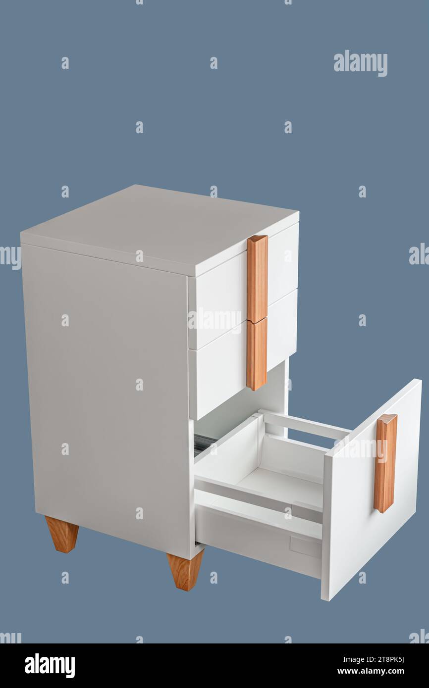 Commode de bureau blanche élégante avec poignées et pieds en bois avec tiroirs vides ouverts isolés sur fond bleu Banque D'Images