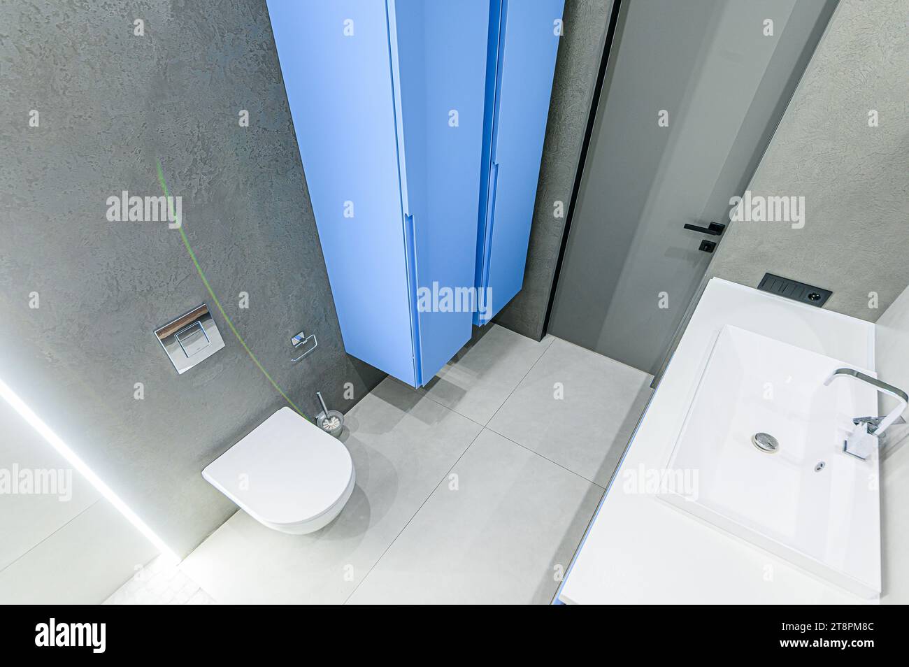 salle de bain intérieure appartement, lavabo, éléments décoratifs, wc Banque D'Images