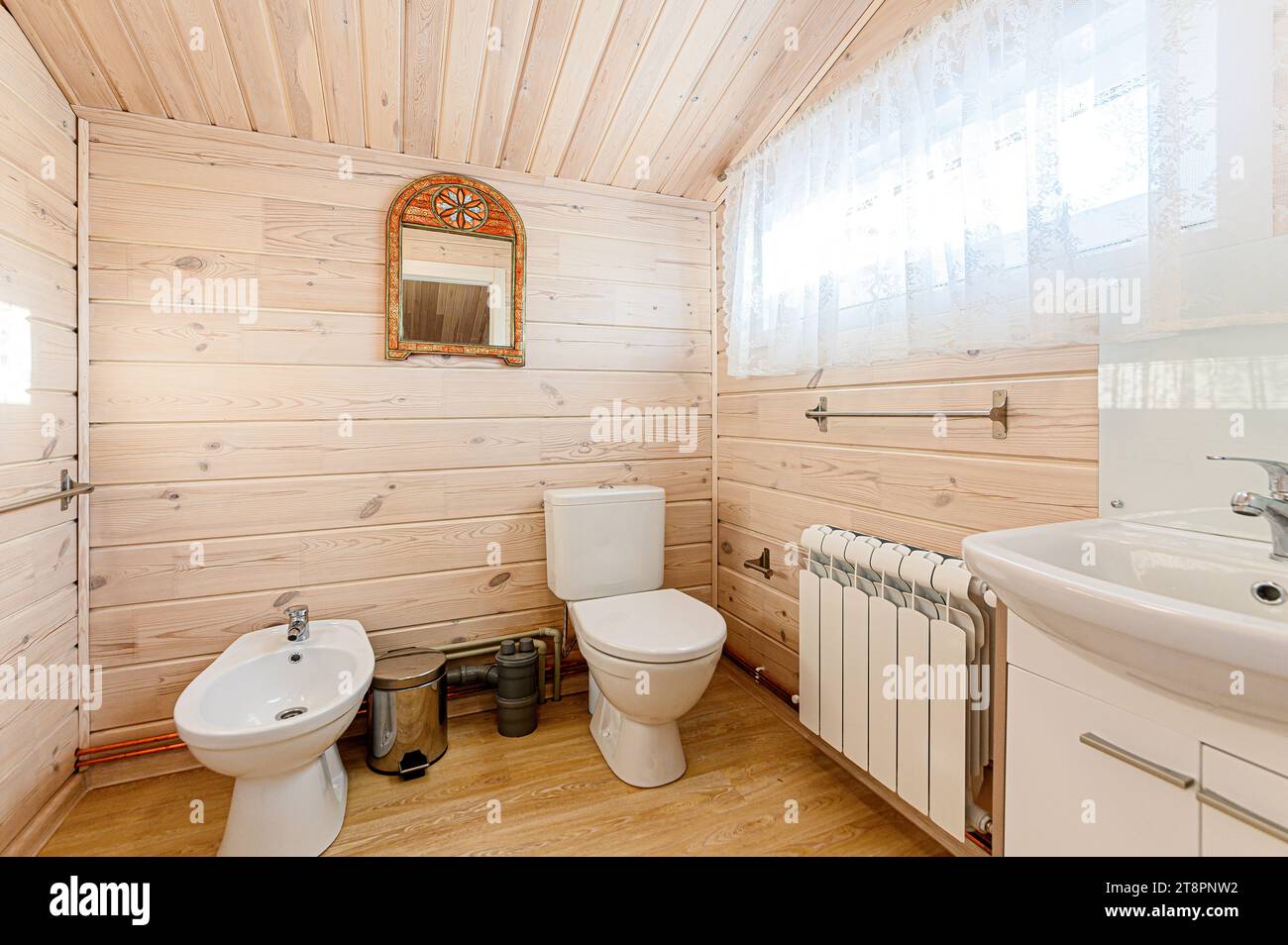 salle de bain intérieure appartement, lavabo, éléments décoratifs, wc Banque D'Images
