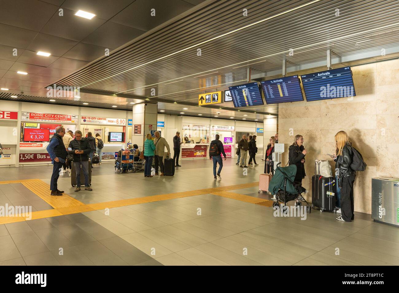 Rome, Italie : 13 novembre 2023 : Panorama avec des passagers à l'intérieur de l'aéroport Ciampino de Rome en 2023 en Italie. Banque D'Images