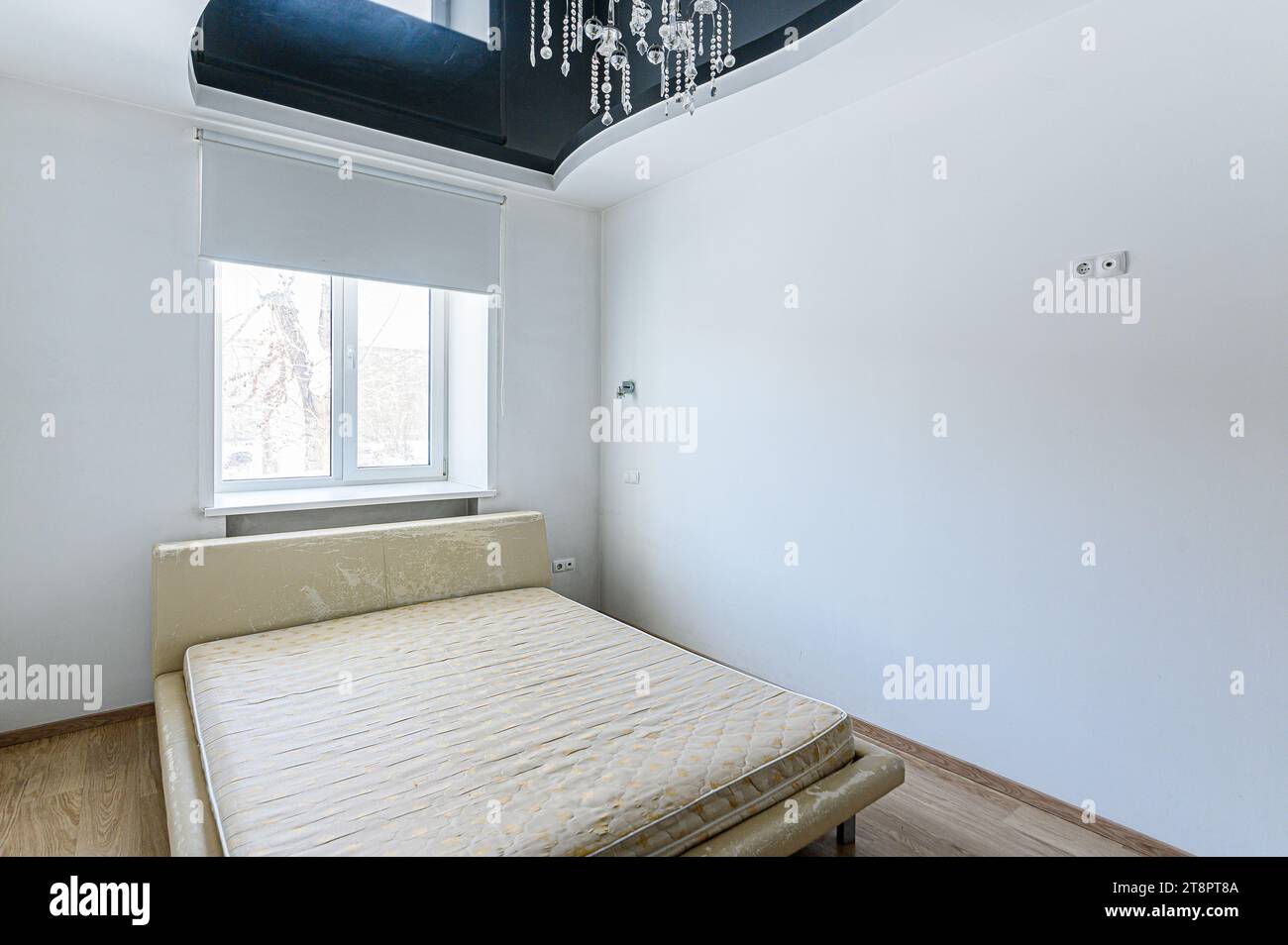 appartement intérieur chambre avec lit Banque D'Images