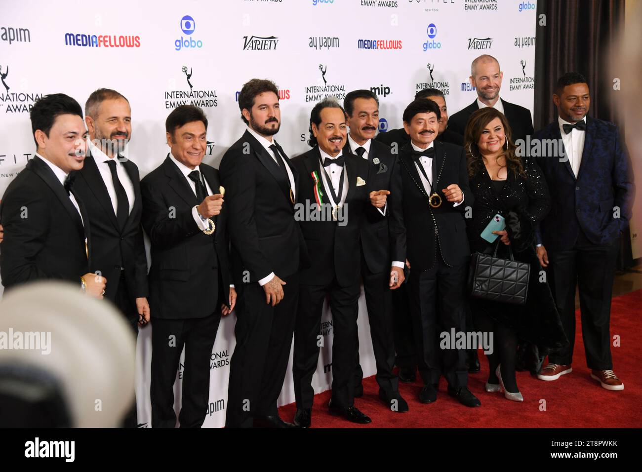 New York, États-Unis. 20 novembre 2023. Jose Nacif Gobera et Carlos Pérez Osorio, avec des invités participant aux International Emmy Awards 2023 au New York Hilton à New York, NY, le 20 novembre 2023. (Photo par Efren Landaos/Sipa USA) crédit : SIPA USA/Alamy Live News Banque D'Images