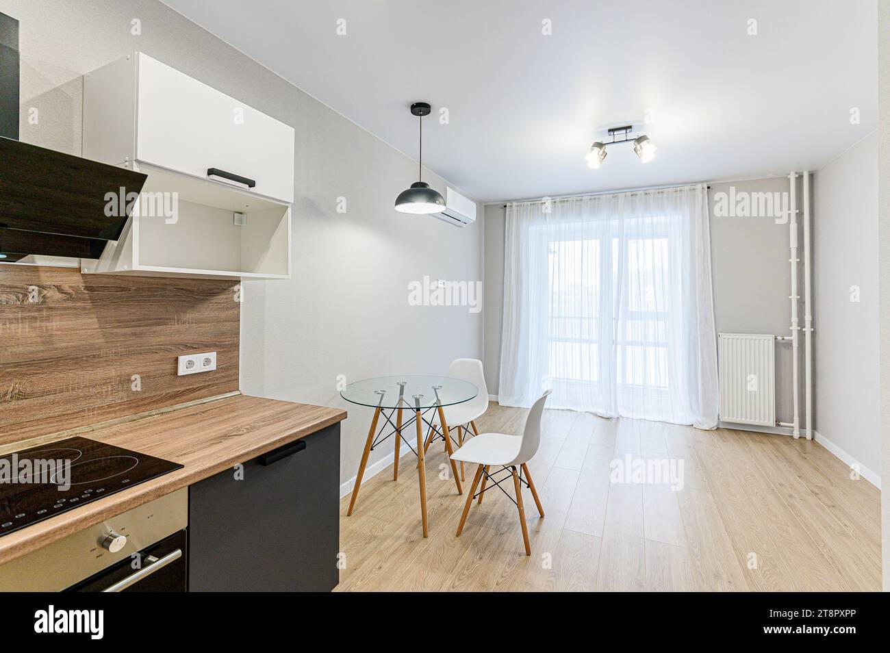 intérieur appartement cuisine et salle à manger, réfectoire, matériel de cuisine, meubles de table, cuisinière Banque D'Images