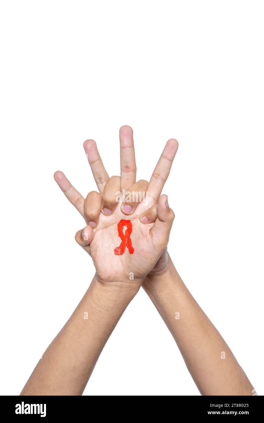 La main humaine montre un symbole de conscience de ruban rouge. Concept de la Journée mondiale du sida Banque D'Images
