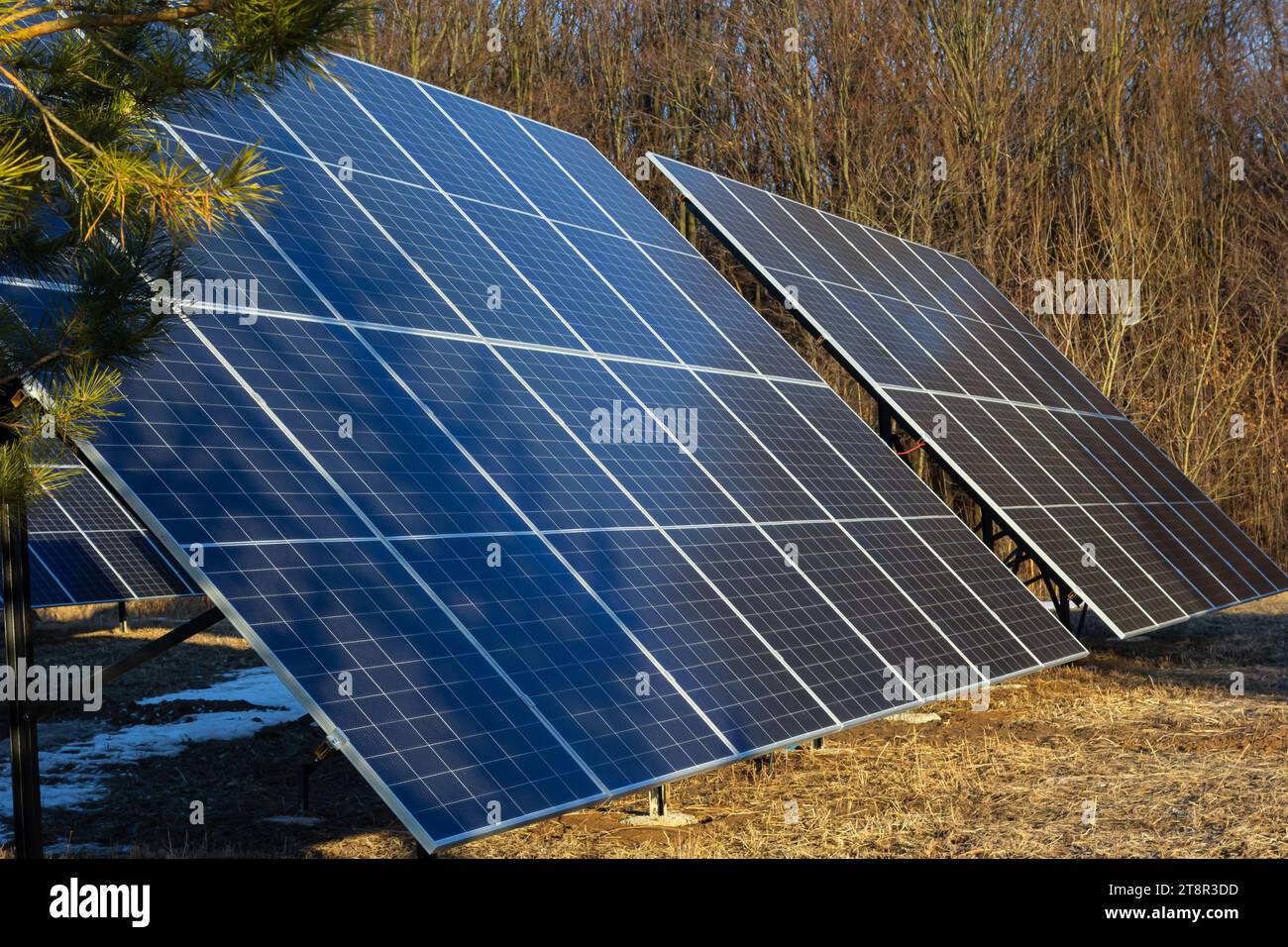 Gros plan de l'écotechnologie de la centrale de la ferme de cellules solaires.paysage de panneaux de cellules solaires dans une centrale photovoltaïque.concept de ressources durables a Banque D'Images