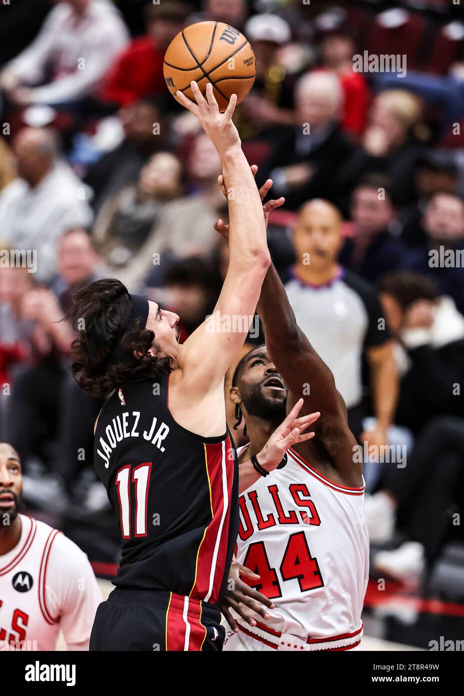 Chicago, États-Unis. 20 novembre 2023. Jaime Jaquez Jr (L) de Miami Heat conduit au panier lors du match de saison régulière de la NBA 2023-2024 entre le Miami Heat et les Bulls de Chicago au United Center à Chicago, aux États-Unis, le 20 novembre 2023. Crédit : Joel Lerner/Xinhua/Alamy Live News Banque D'Images