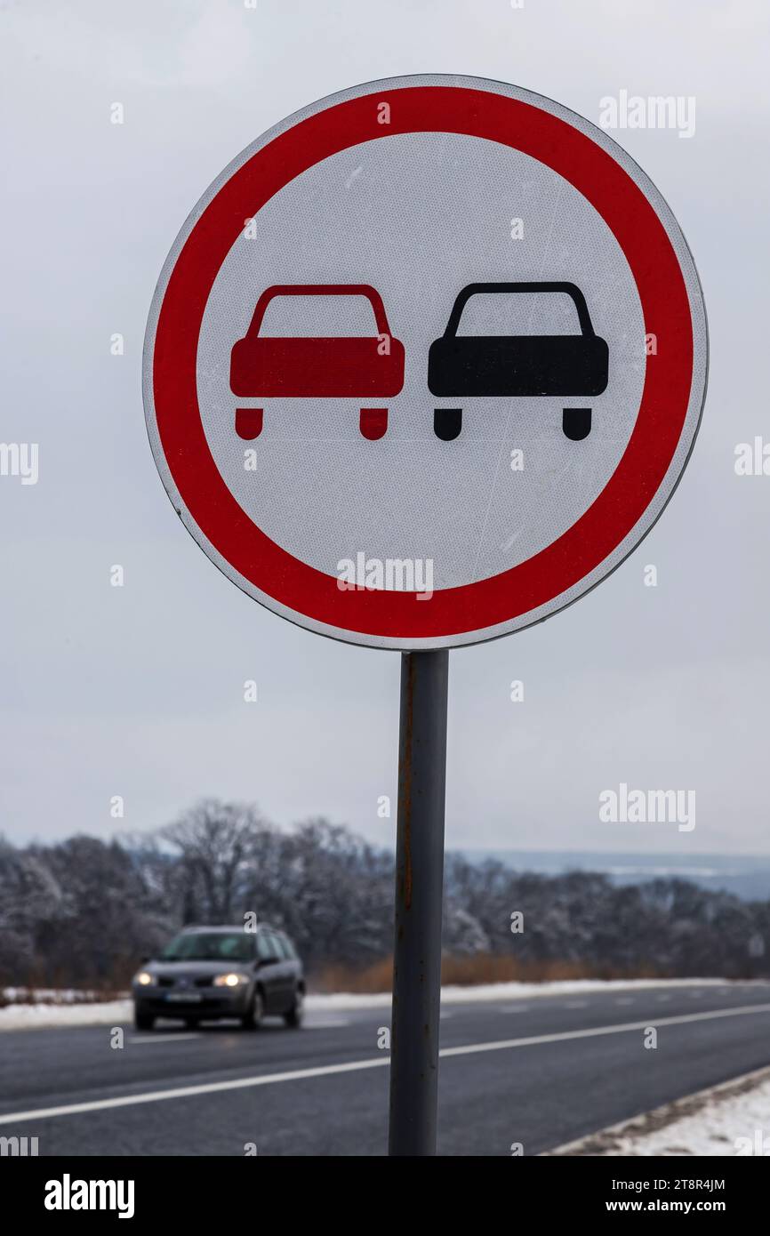 Route enneigée avec panneaux de signalisation interdits de dépassement. Route à la campagne. Banque D'Images