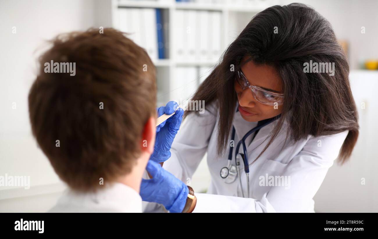 Belle black female médecin parler avec Banque D'Images