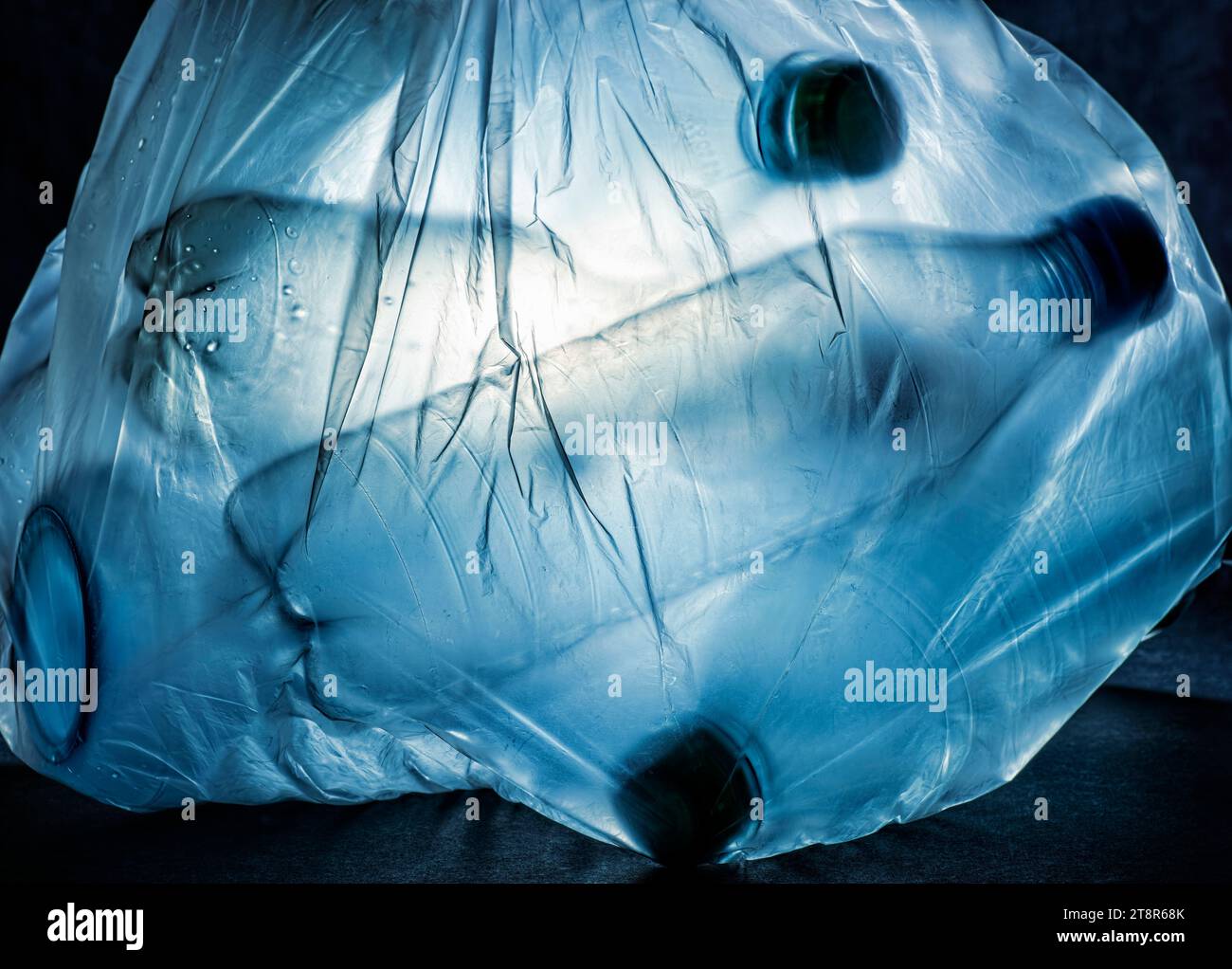 Séparation des déchets : détail d'un sac poubelle avec des bouteilles en plastique Banque D'Images