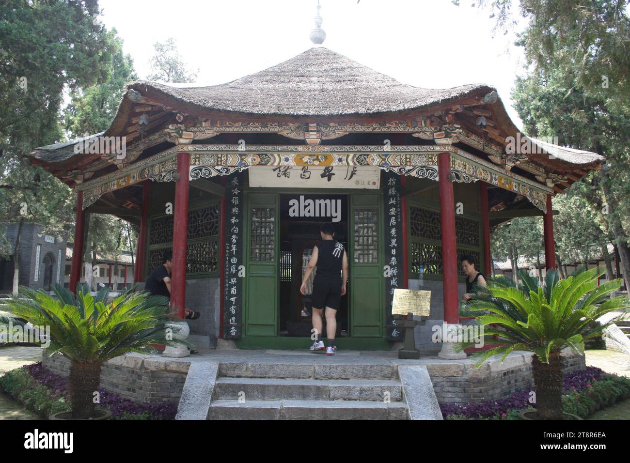 Wolong Hill : refuge de Zhuge Liang, site supposé à Nanyang, dans la province du Henan, en Chine, où Zhuge Liang a été visité par Liu BEI trois fois avant qu'il n'accepte l'offre de Liu BEI d'être son Premier ministre. Une autre ville fait la même revendication Banque D'Images