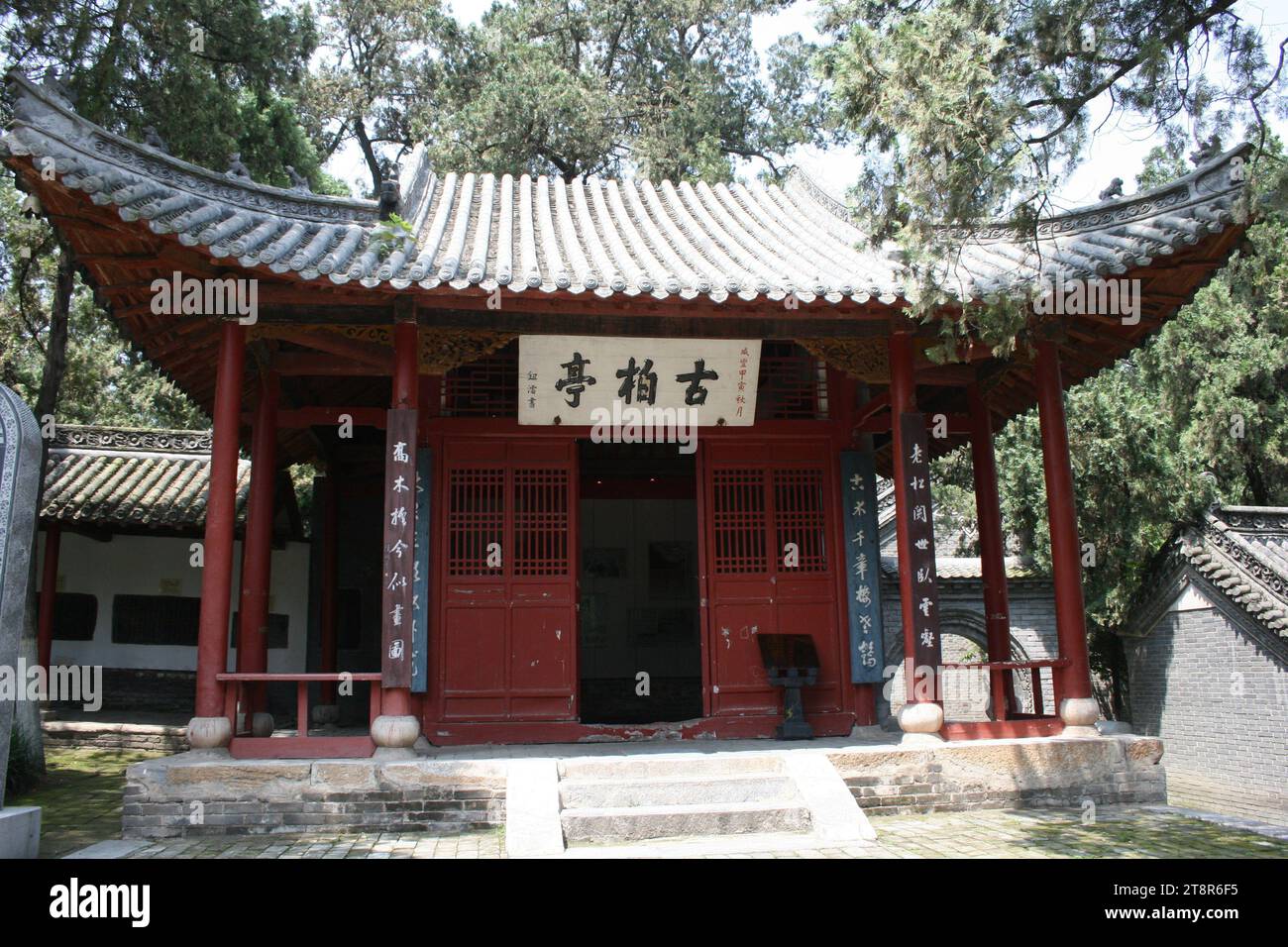 Wolong Hill Gu Bo Pavilion, site supposé à Nanyang, dans la province du Henan, en Chine, où Zhuge Liang a été visité par Liu BEI trois fois avant qu'il n'accepte l'offre de Liu BEI d'être son Premier ministre. Une autre ville fait la même revendication Banque D'Images