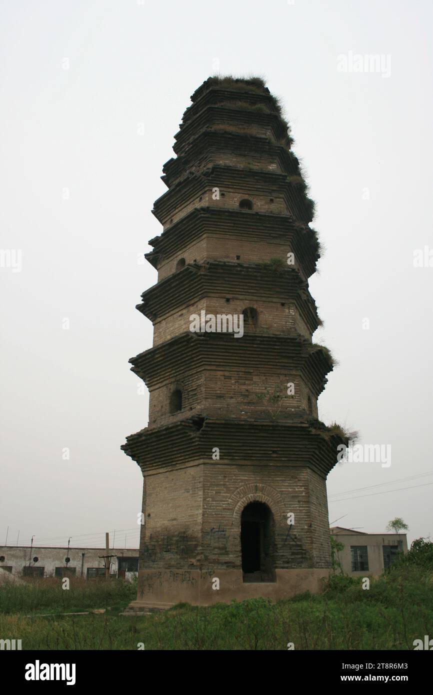 Pagode de la dynastie des Song du Nord : Fengtai ou Phoenix Tower, pagode de la dynastie des Song du Nord contenant prétendument les tombes de deux impératrices. Temple détruit par les seigneurs de la guerre dans les années 1920 et enterré par les Japonais pendant la guerre. Ville de Xinzheng, province du Henan, Chine Banque D'Images