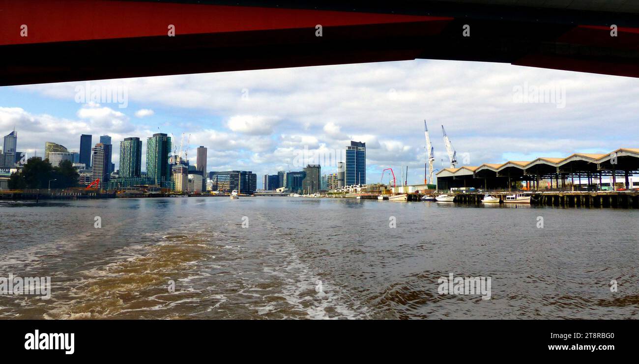 Melbourne et la rivière Yarra, le Bolte Bridge est un grand pont jumeau en cantilever à Melbourne, Victoria, Australie. Il s'étend sur la rivière Yarra et le port Victoria dans le quartier des Docklands à l'ouest du quartier des affaires de Melbourne. Elle fait partie du réseau CityLink de routes à péage qui relie la Tullamarine Freeway de la banlieue nord avec la West Gate Freeway et les tunnels Domain et Burnley à la Monash Freeway et aux banlieues sud-est Banque D'Images