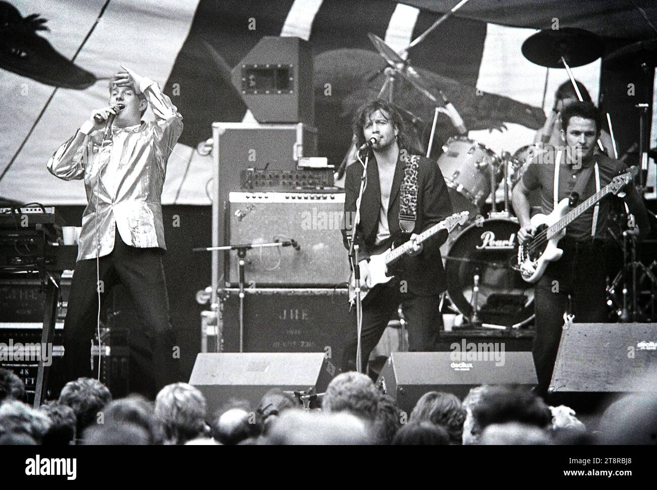 Performance du groupe pop Mental as Anything au Lochem Festival Netherlands 1986. vvbvanbree photographie Banque D'Images