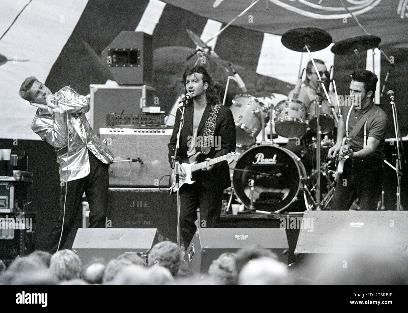 Performance du groupe pop Mental as Anything au Lochem Festival Netherlands 1986. vvbvanbree photographie Banque D'Images