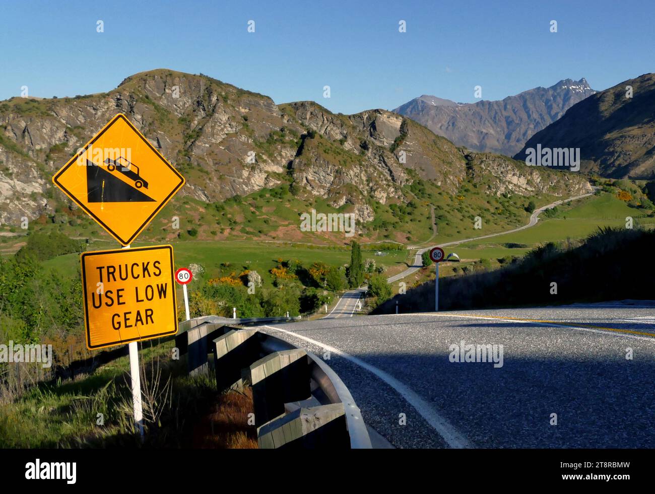 La longue route de la maison, Littles Rd. Une vue sur le chemin de Arrowtown lorsque vous voyagez le long de la «route arrière» à travers la vallée de l'Arthur. Nommé d'après Thomas Arthur l'un des deux hommes qui ont trouvé de l'or dans la rivière Shotover près de Queenstown Banque D'Images