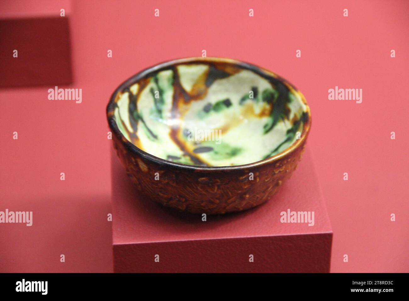 Bol en porcelaine Tang Sancai, Galerie de poterie et porcelaine, Musée du Palais, Taipei, Taiwan Banque D'Images
