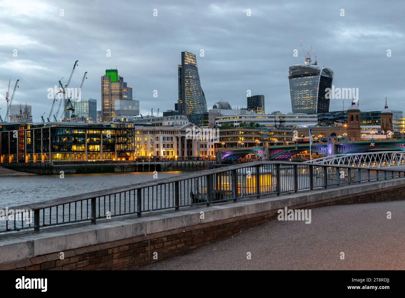 LONDRES, GRANDE-BRETAGNE - 11 MAI 2014 : Voici une vue de la City de Londres depuis la rive opposée de la Tamise un soir de printemps. Banque D'Images