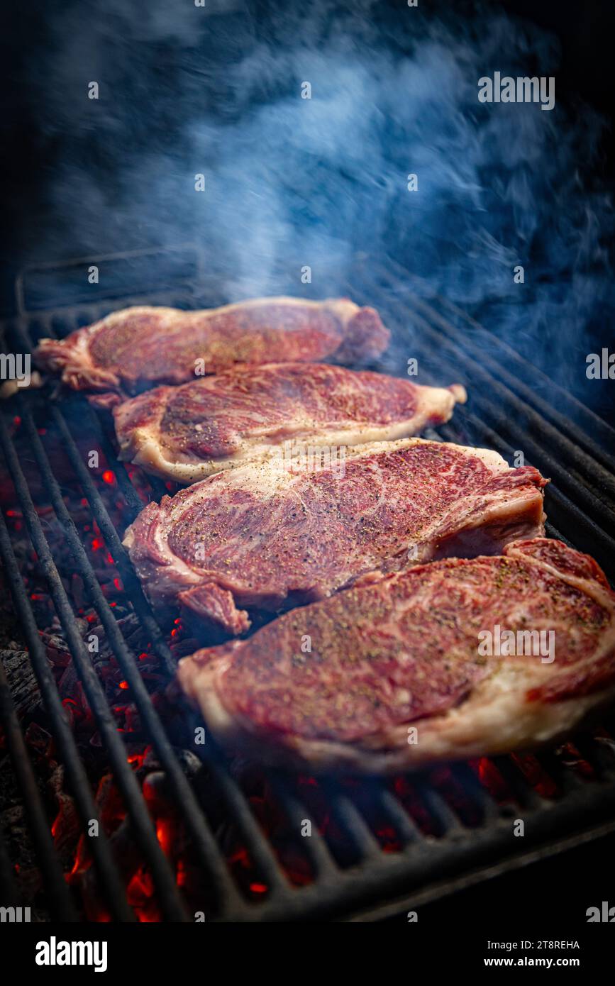 Gros plan de steak grillé de bœuf entrecote wagyu. Steaks de bœuf sur le gril Banque D'Images