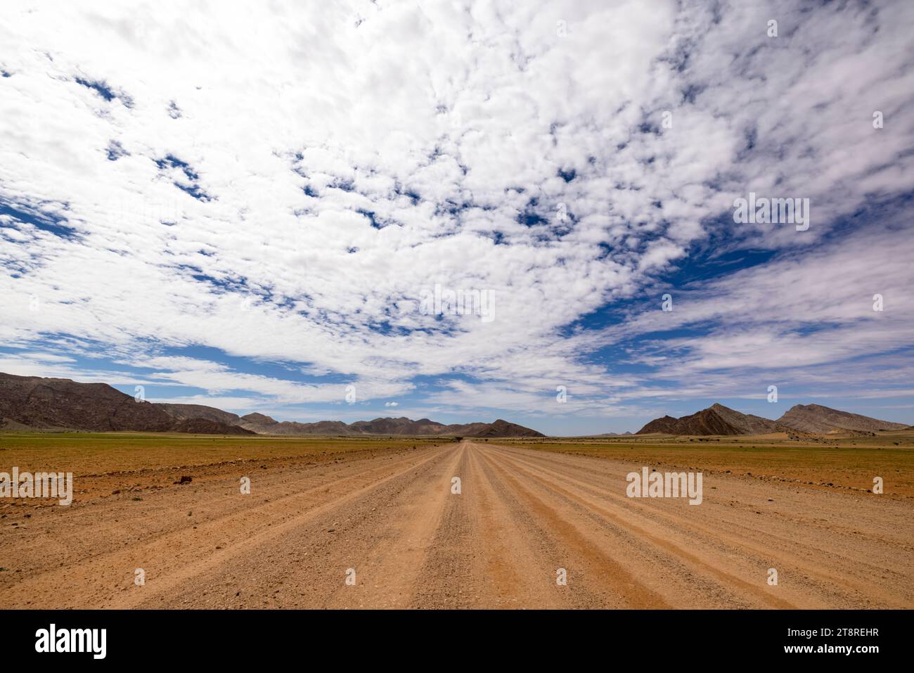 Large route de gravier dans Namib Naukluft NP Namibie Banque D'Images