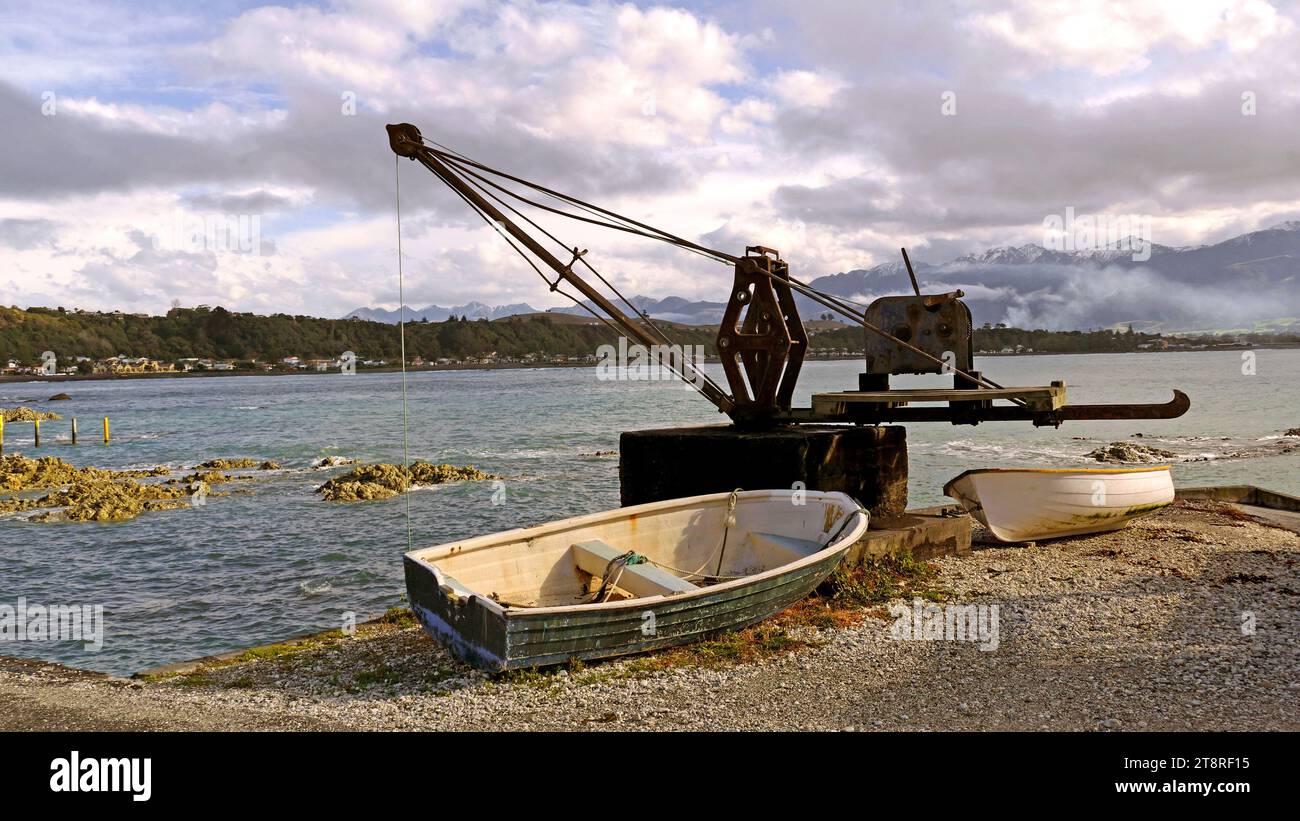 Bateaux Kaikoura. NZ, la pittoresque ville côtière de Kaikoura est l'endroit idéal pour les rencontres de la vie marine, les promenades côtières, et se régaler dans une assiette d'écrevisses Banque D'Images