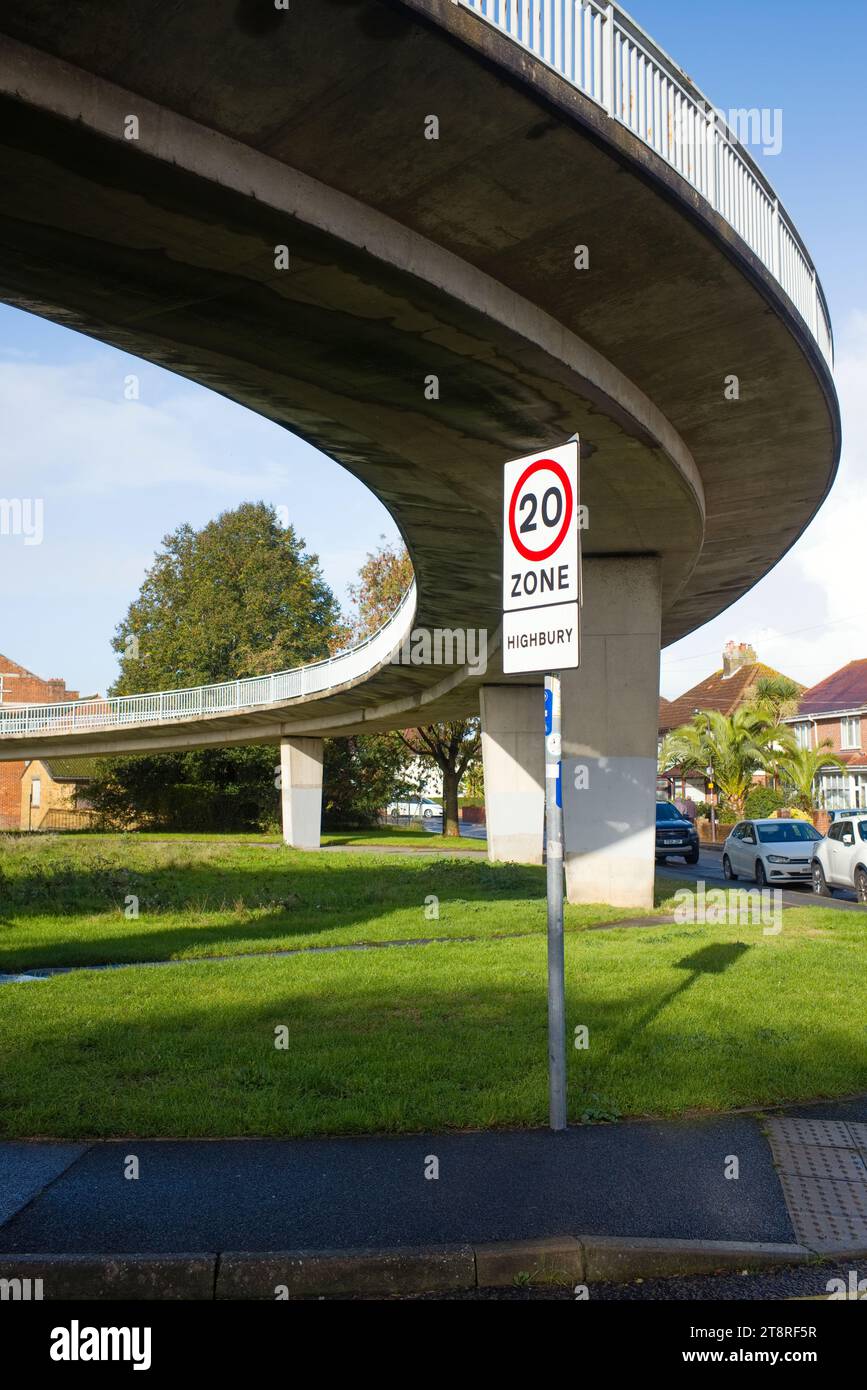 La passerelle Pitreavie Road qui traverse la M25 et ports Creek de Cosham à Portsmouth a été construite dans les années 1970 Banque D'Images