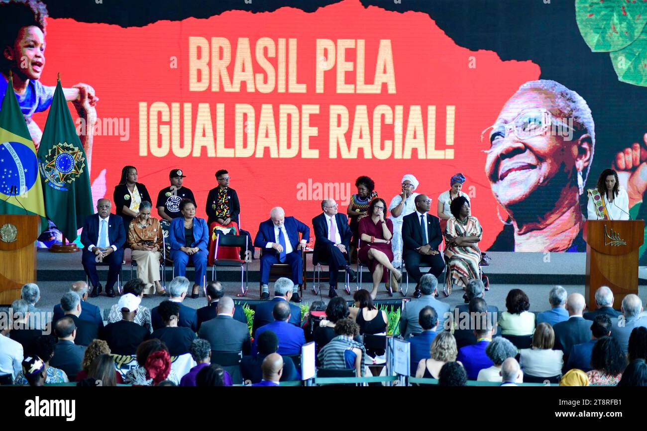 Brasilia DF, 11/20/2023 Lula/Brazil/Egalité/racial/politique Brasilia DF, 11/20/2023 Lula/Brazil/Egalité/racial/Politics - le Président Luiz Inacio Lula da Silva a signé lundi 20, Journée de sensibilisation des Noirs, le deuxième paquet pour l'égalité raciale. Un ensemble de 13 actions présentées par la ministre de l’égalité raciale, Anielle Franco, en partenariat avec plus de dix ministères et organismes fédéraux. L'événement a eu lieu au Palacio do Planalto. Sur les photos : Anielle Franco, Lula, Benetido Goncalves, Silvio Almeida, Marina Silva et Paulo Pimenta. Photo : Andre Violatti/ATO Press Brasilia DF, 11/20/2023 LUL Banque D'Images