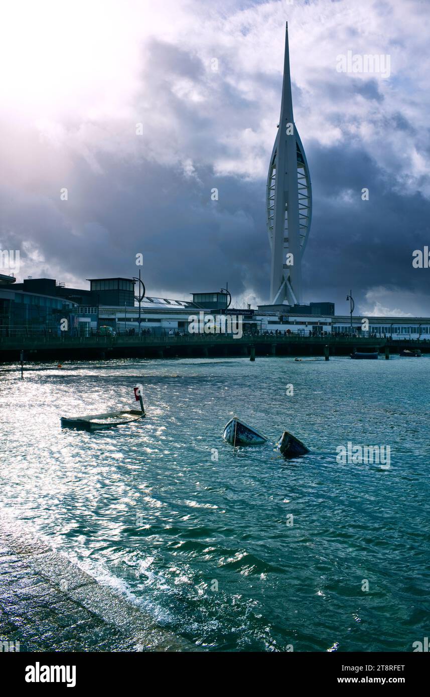 Des bateaux coulés dans le port à la Hard Slipway à Portsmouth Banque D'Images