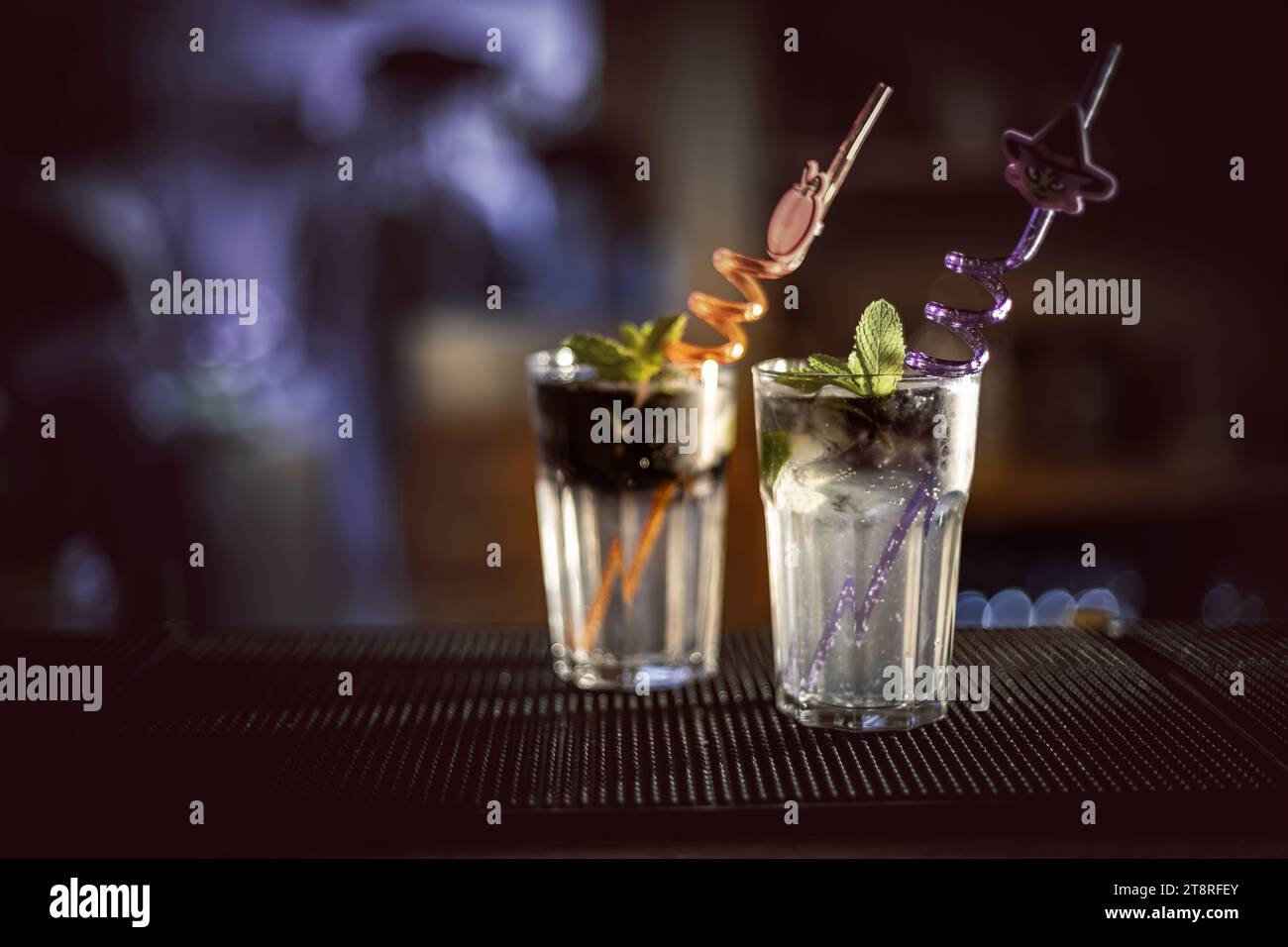Cocktails alcoolisés Halloween. Boisson festive pour fête de vampire Banque D'Images