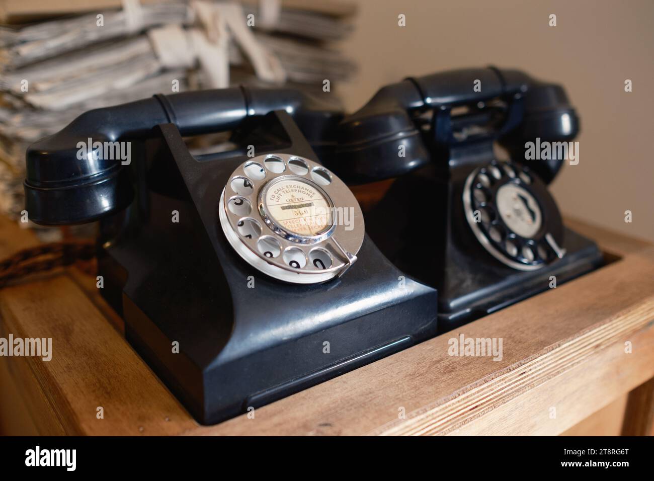 Deux téléphones noirs d'époque exposés à Bletchley Park, Bletchley, Milton Keynes, Royaume-Uni. Banque D'Images