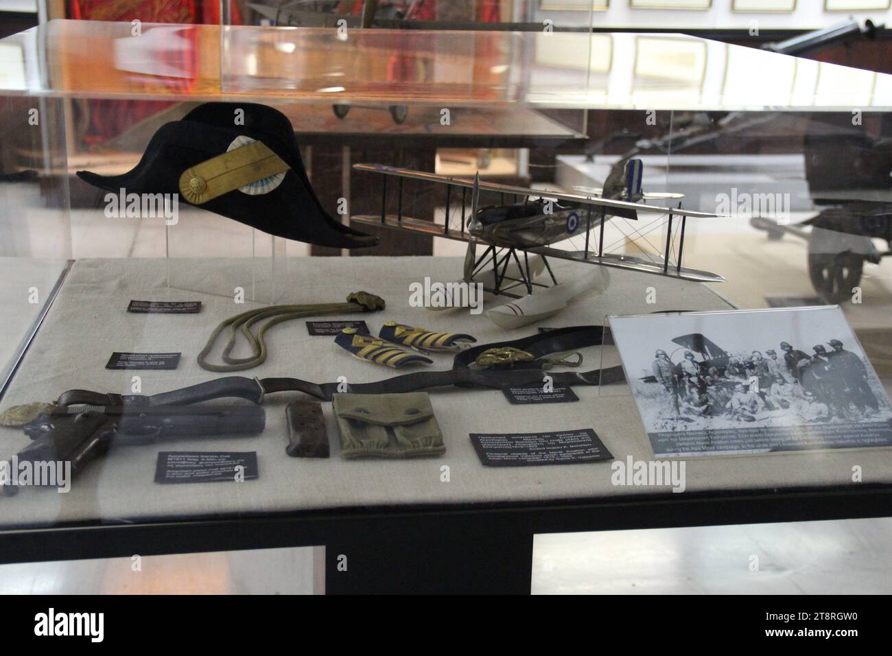Musée hellénique de la guerre modèle biplan et objets personnels du pilote de l'aviation navale, Musée de la guerre d'Athènes, Athènes, Grèce Banque D'Images