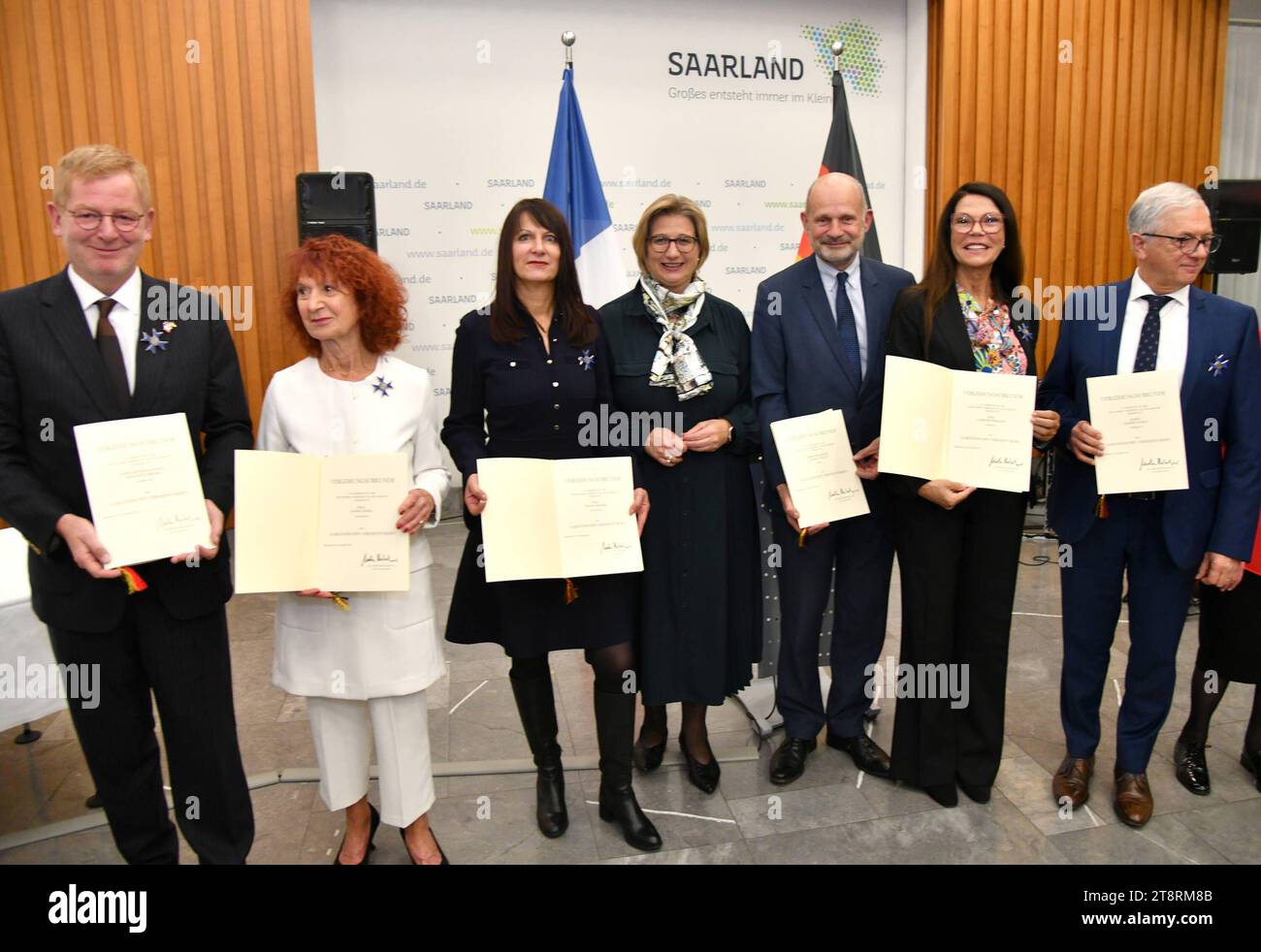 Actualités Bilder des Tages Ministerpräsidentin Anke Rehlinger verleiht am Montag 20.11.2023 in der Staatskanzlei in Saarbrücken den Saarländischen Verdienstorden an sechs Persönlichkeiten, die sich in besonderer Weise UM die grenzüberschreitende Zusammenarbeit zwischen Deutschland und Frankreich im Saarland verdient gemacht haben. Im Bild v.l. : SÃ bastien Girard, Generalkonsul der Republik Frankreich im Saarland und französischer Generalsekretär des Deutsch-Französischen Kulturamtes, Janine Loock, Präsidentin der Vereinigung Französischer Staatsbürger im Saarland Union des Francais de Sarre UFS, S. Banque D'Images